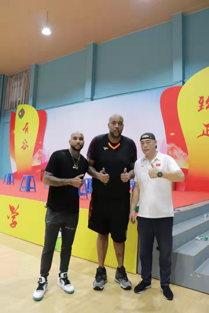 完美(中国)官方总经理与NBA合影.jpg