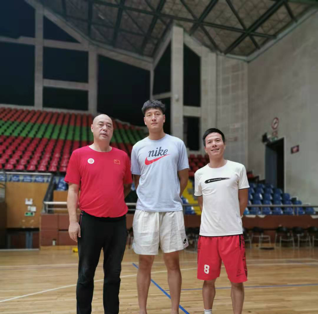 完美(中国)官方总经理和CBA选秀状元区俊炫与顺德容桂蓝协主席龙伟.jpg