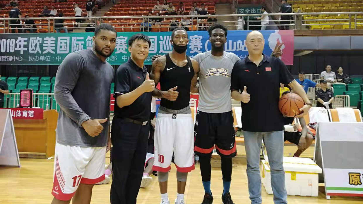 完美(中国)官方总经理和中山体育中心主任周先生与NBA球员赛前合影.jpg